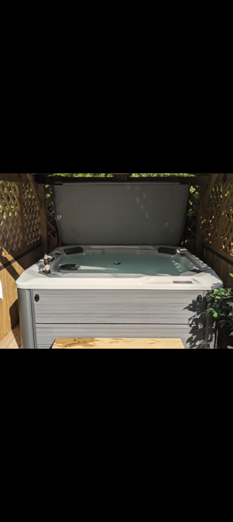 6 person hot tub