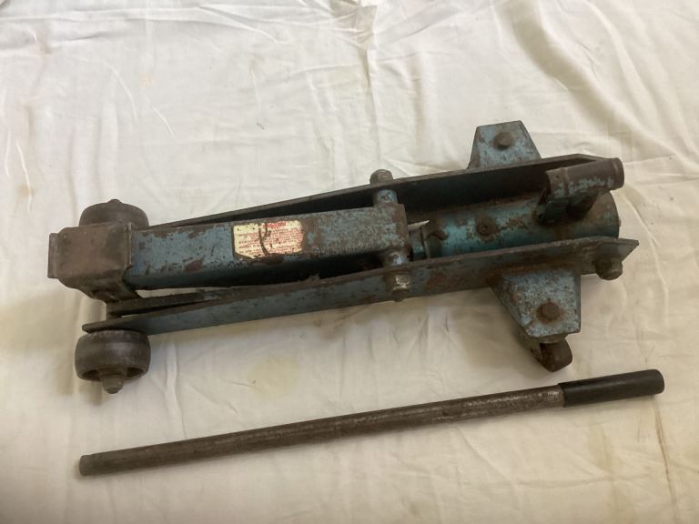 Trolley Jack and Two Axle Stands