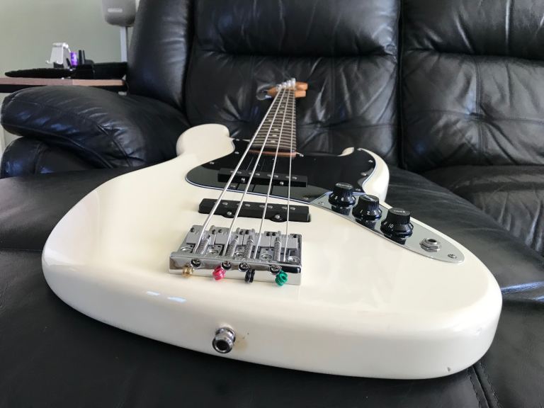 Fender Jazz Bass guitar® Rosewood Fingerboard, Olympic White, 2001, new strings, badass, set up
