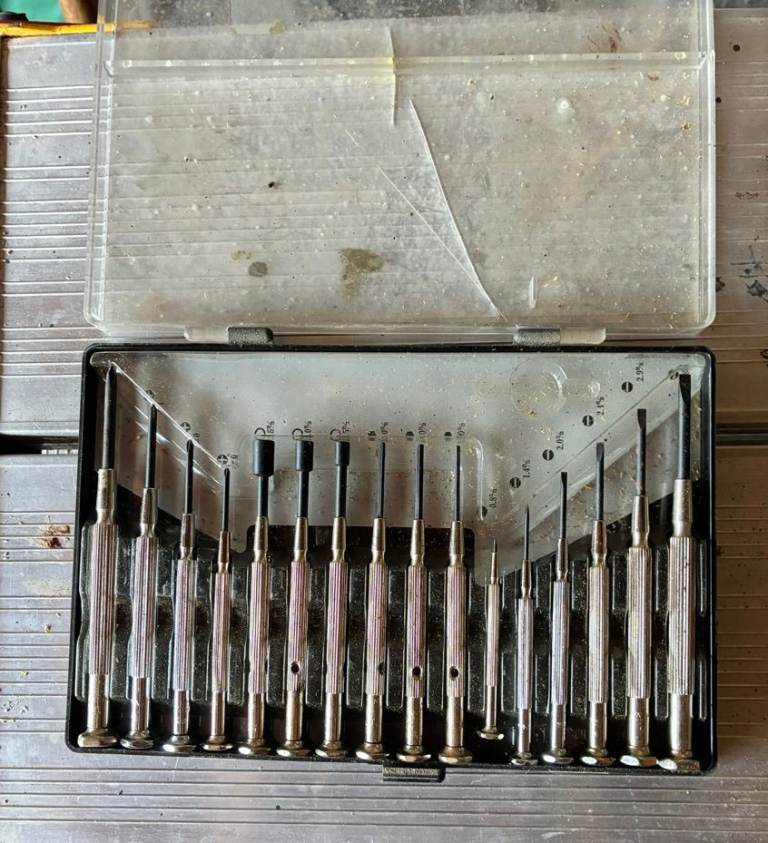  Precision  Screw Drivers - Set of 16 pieces - Philips Slotted and flat    - New 
