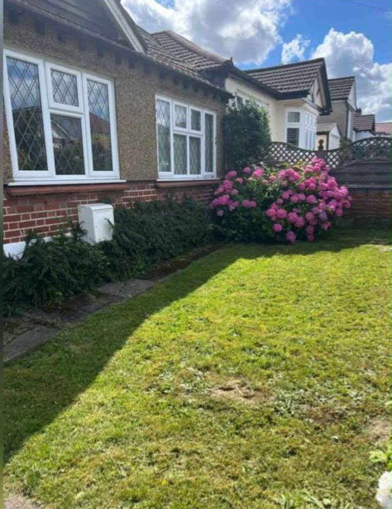 2Bed Semi-detached Bungalow to rent in Pinner - Athol Gardens