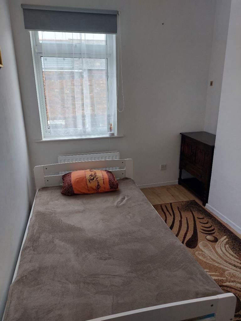 ROOM TO RENT
