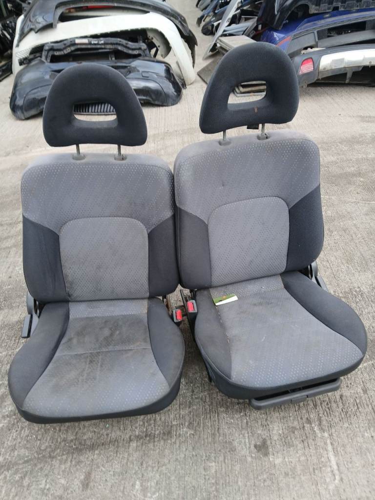 2000-6 L200 Mitsubishi worior front seats 