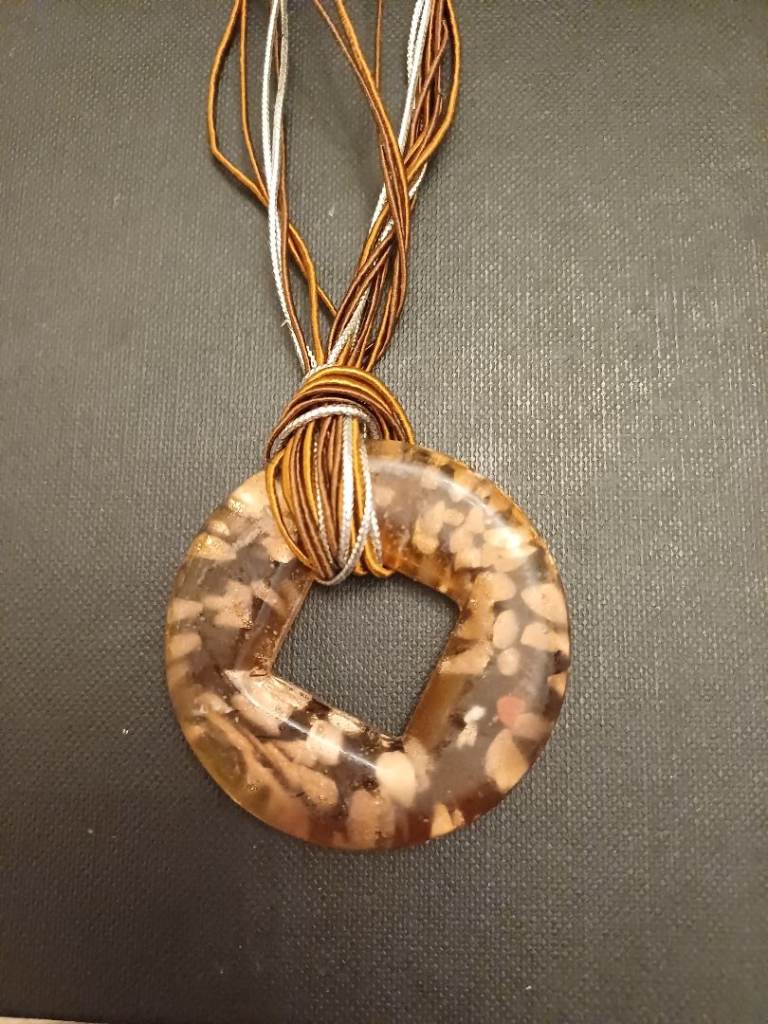 Stylish Brown an Soeckled Necklace – Good Condition