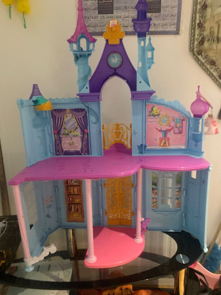 Large Kids Doll House Castle – Good Condition