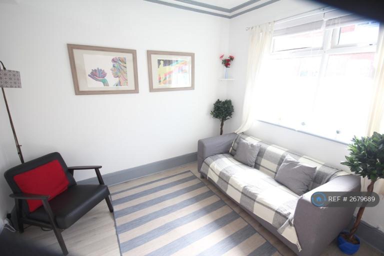 5 bedroom house in Harold Road, Southsea, PO4 (5 bed) (#2679689)