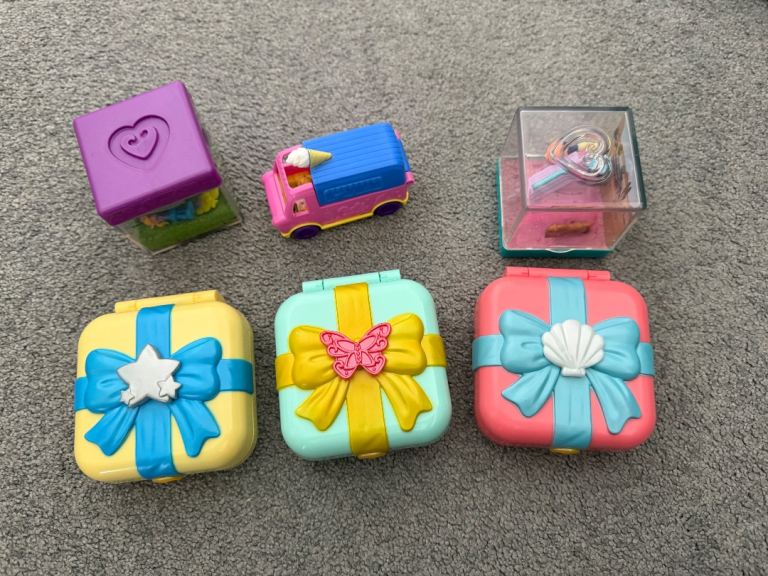 A selection of mini Polly pockets 