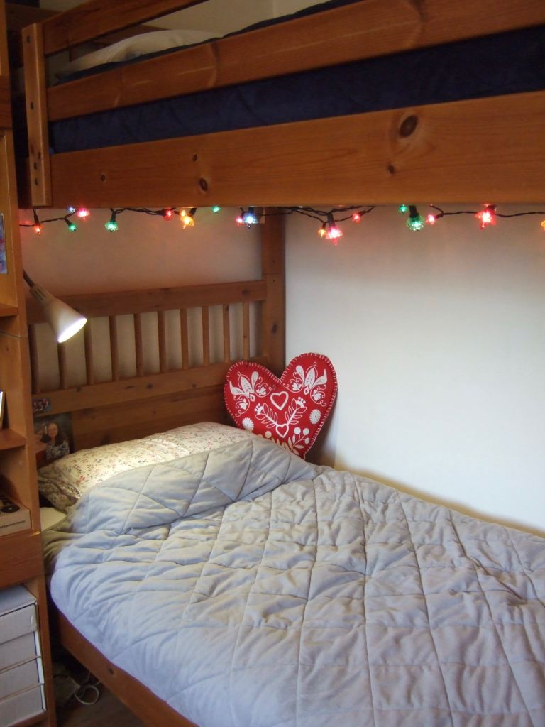 Ikea beautiful wooden Hemnes Bunk or 2 single 90x200cm beds - plus mattress and memory foam topper.