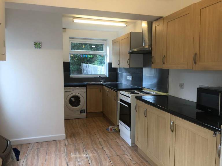 DOUBLE ROOM AVAILABLE NOW SEVEN SISTERS , N17 – 3 minutes from station