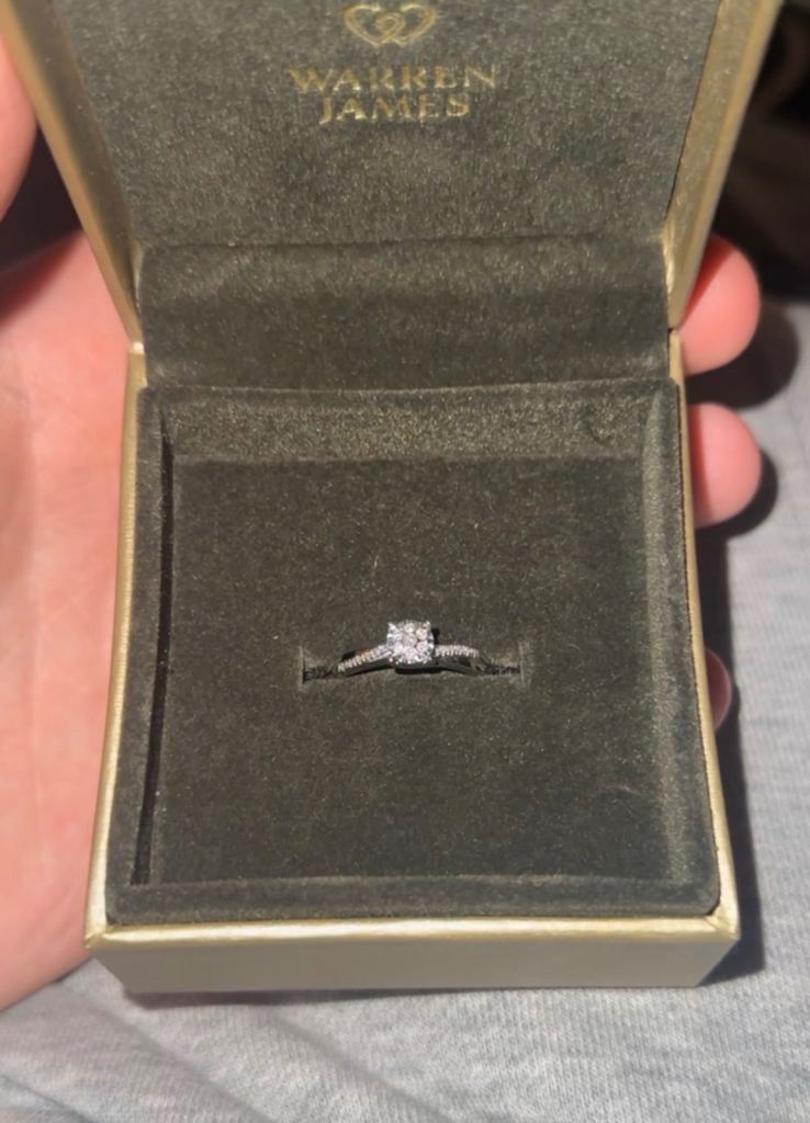 9ct white gold diamond ring 