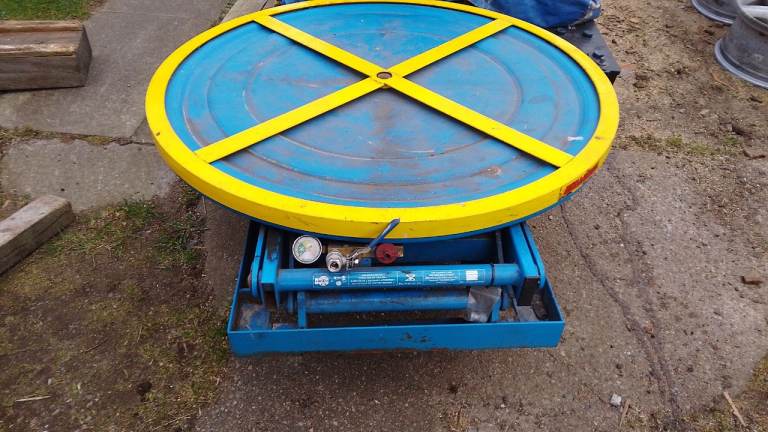 Pallet builder lift
