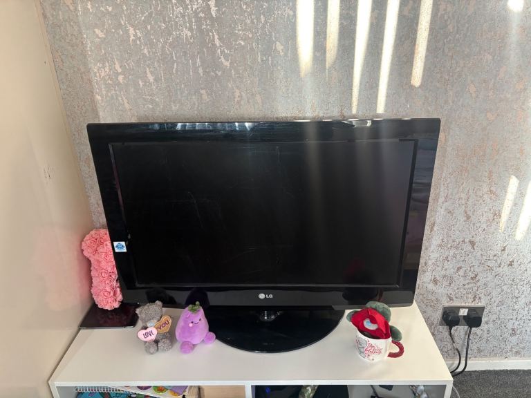 32" TV — £20