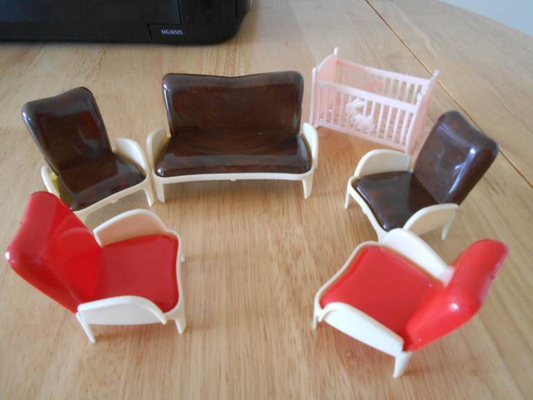 Vintage dolls house furniture - settee, chairs and crib - lovely clean condition
