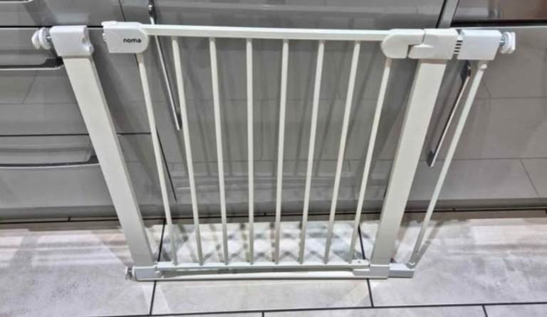1 x Noma Stair Safety Gate with 2 x 14cm Extensions + 1 x 7cm extension (pictured)