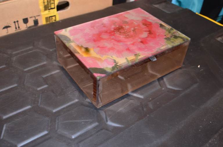 BARGAIN 1x stunning mirrored Jewellery  box with flower decoration 