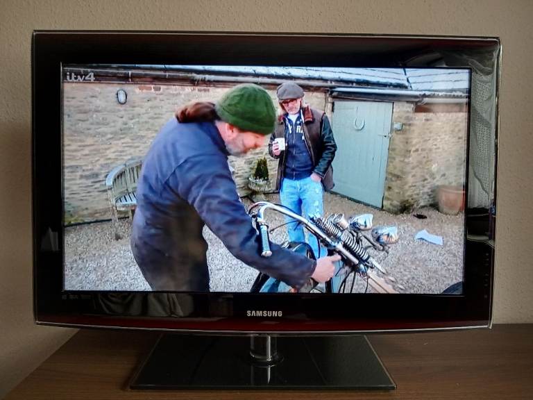 Samsung 32" LCD TV with Grundig Video player 
