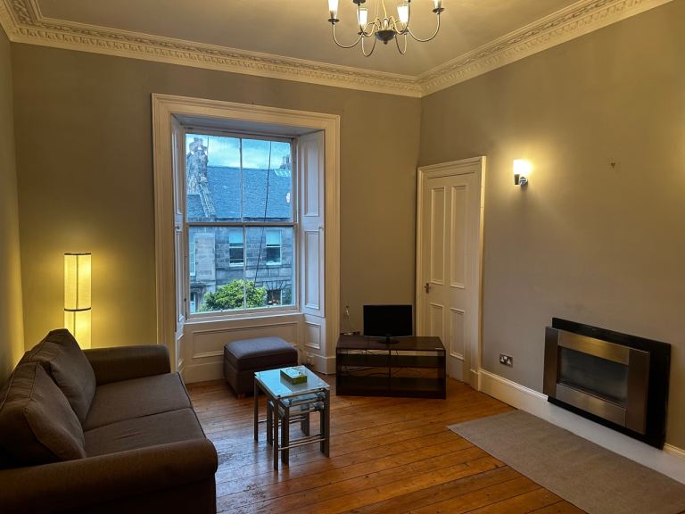 FLAT TO LET IN LEITH 2 DOUBLE BEDROOM LARGE SPACIOUS BRIGHT FLAT 