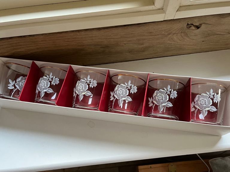 Set of 6 Vintage Demo Tudor Rose Decorative Gilded Whiskey Glasses (boxed)