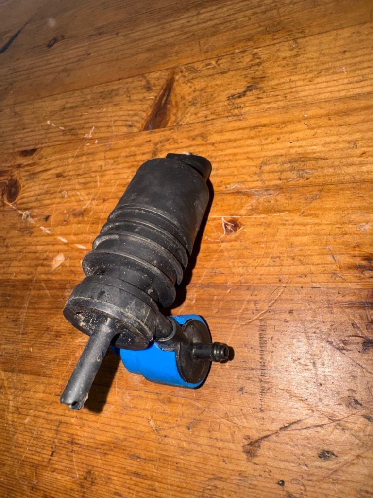 Washer Pump fits MERCEDES A2048660221, A2108691021 ,2048660221 ,2108691021 Febi 