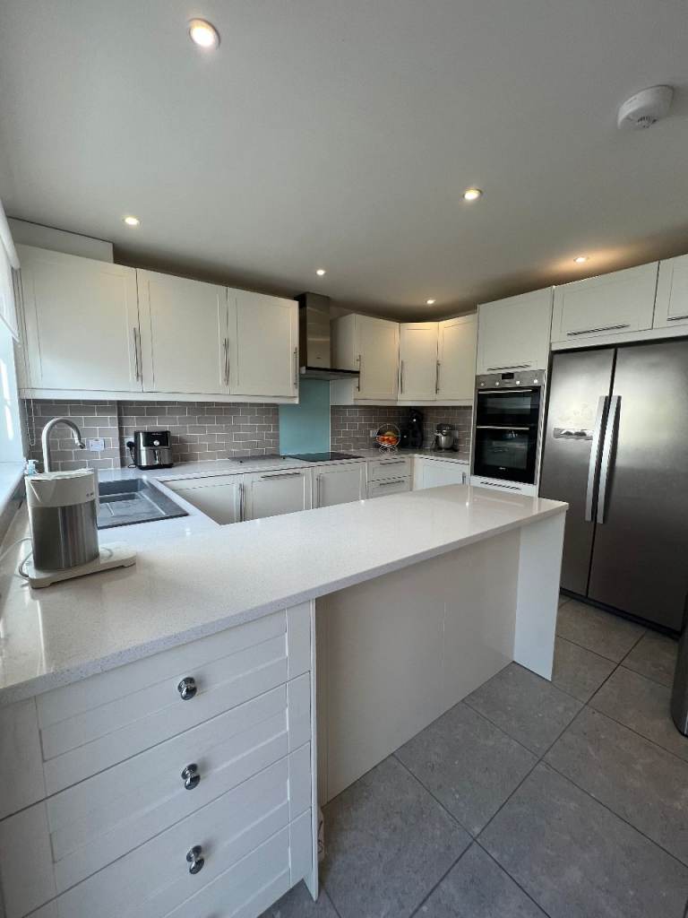 *pending* Used Modern shaker kitchen with quartz worktops, composite sink, Siemens appliances