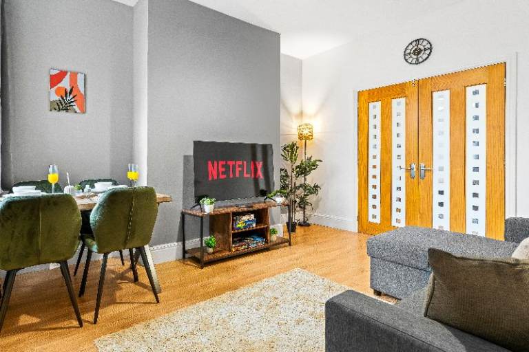 Spacious 4 Bed Home | Free Parking & Fast WiFi | 25% off Monthly Stays