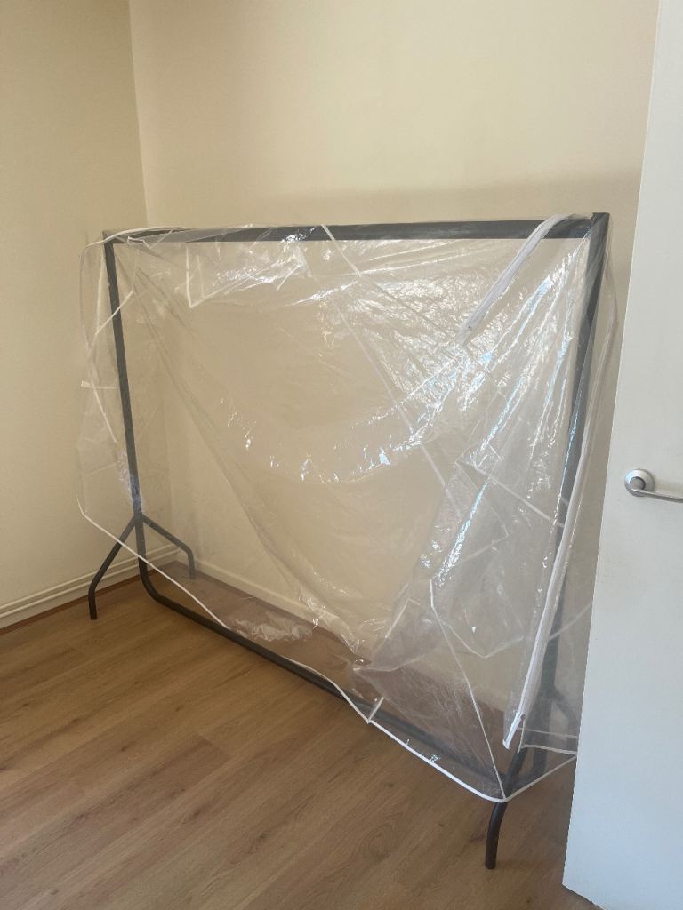 Clothes hanging rack