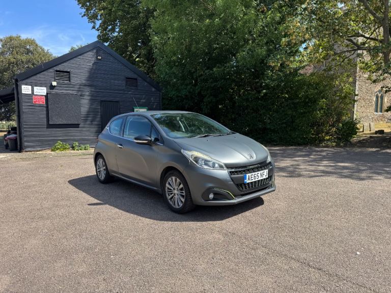 Peugeot 208 Limited XS Lime edition. 1.2 petrol