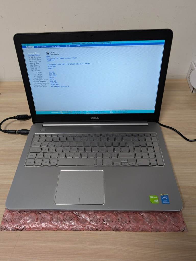 TOUCHSCREEN Dell Laptop, Windows 11, new SSD, new Battery - mint condition and BOXED