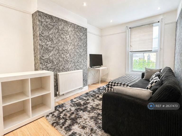 1 bedroom flat in Albert Road, London, SE25 (1 bed) (#2837473)