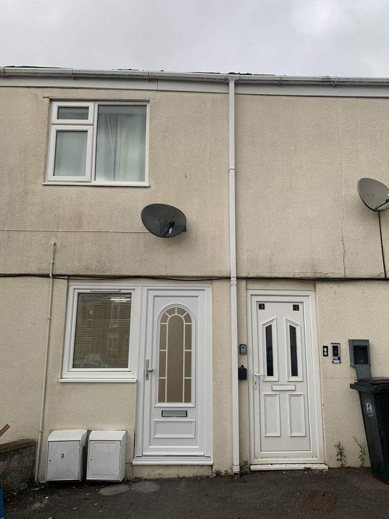 2 bedroom ground floor flat available to rent in Kingswood.