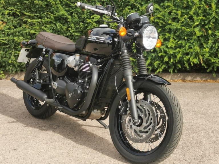 TRIUMPH BONNEVILLE T120 BLACK - 2024 74 - 1 OWNER  - LOW MILES