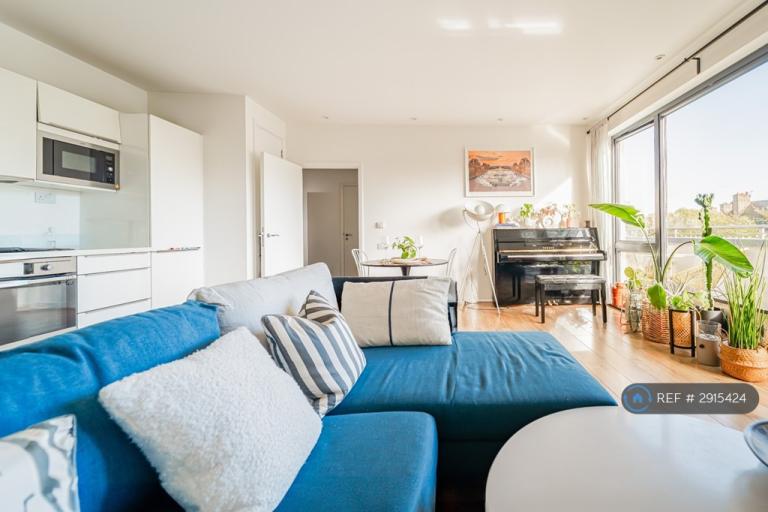 1 bedroom flat in Stewarts Road, London, SW8 (1 bed) (#2915424)