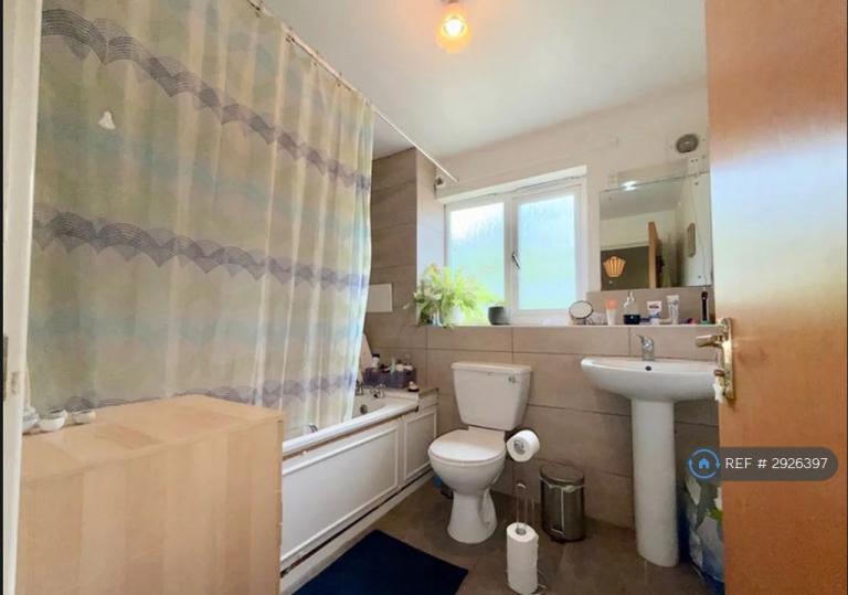 2 bedroom flat in Ramsey Court, London, SW15 (2 bed) (#2926397)