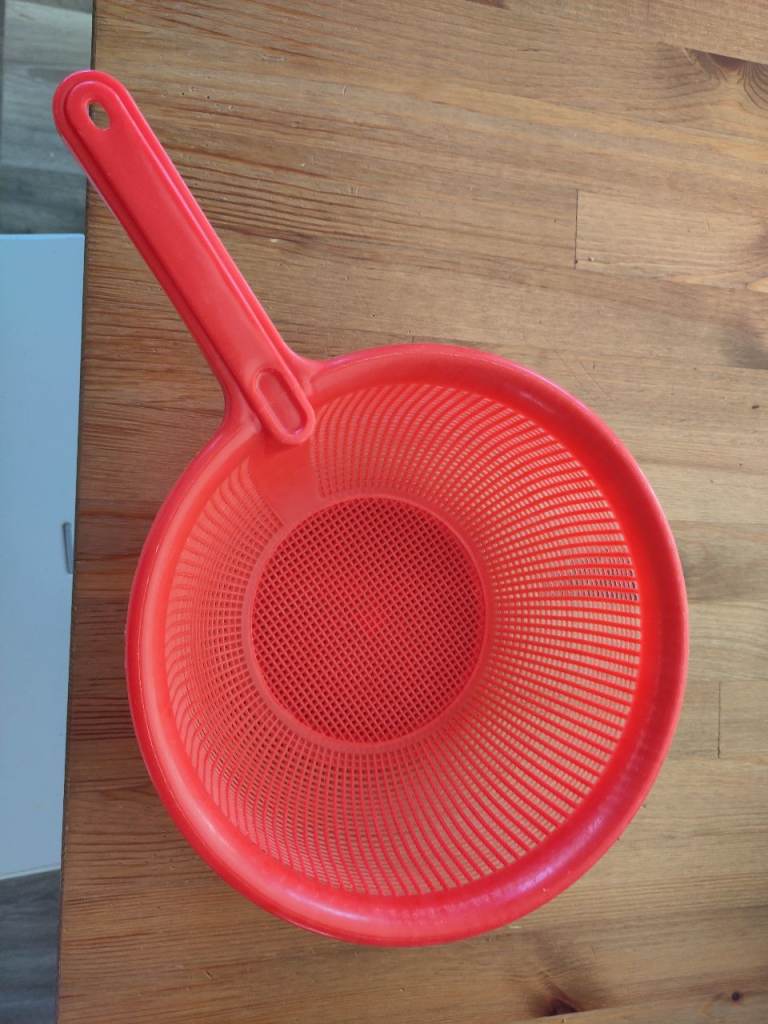 Plastic colander