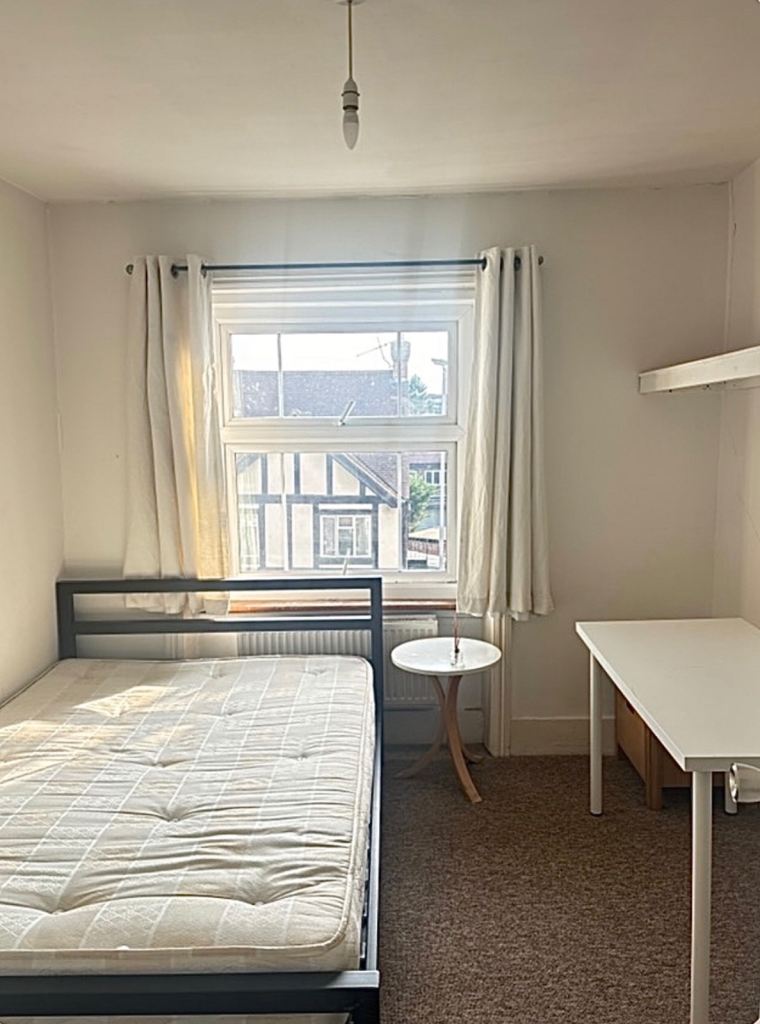 ROOM TO RENT AVAILABLE NOW IN KINGSTON UPON THAMES