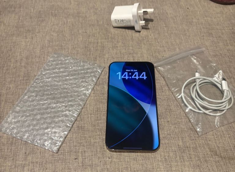 Brand new condition iPhone 16 Pro Max, unlocked, 256gb, Black & Gold