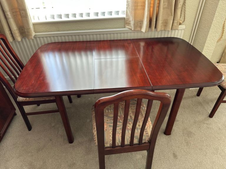 Extendable dining table and 6 dining chairs 