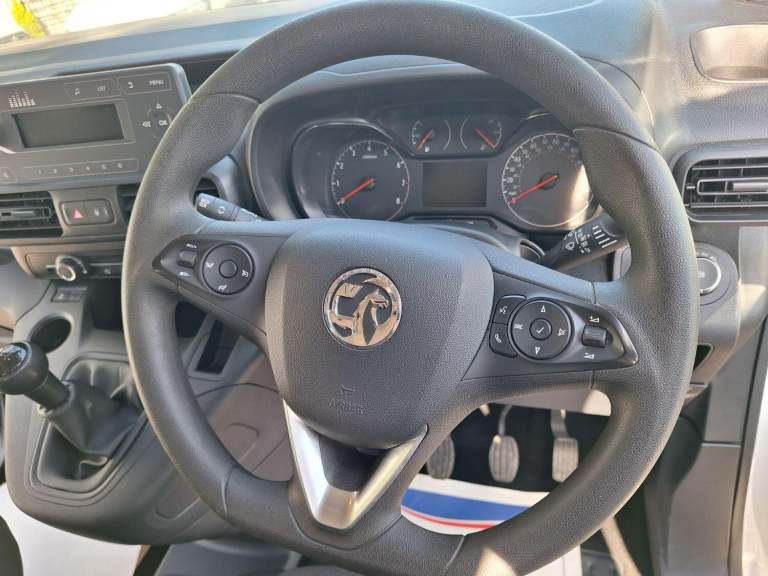 VAUXHALL COMBO 1.5 Turbo D 2300 Edition 5 seat crew combi van White Manual Diese