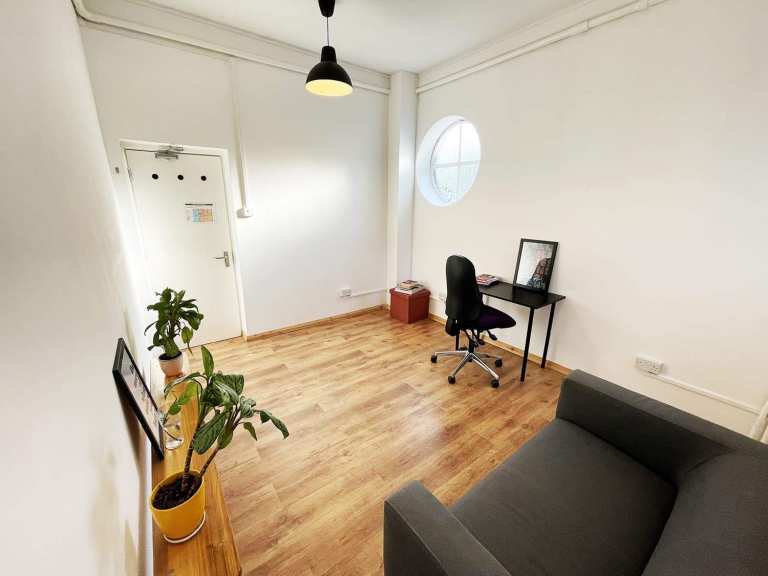 Music Studio Sharing  | SoundProofed Room | Podcast to Rent In Mile End East London E3