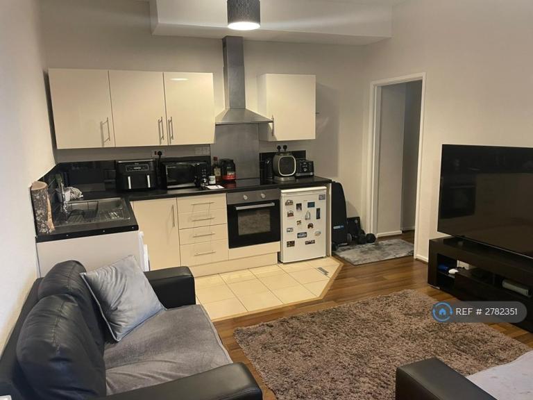 1 bedroom flat in Whiting Street, Sheffield, S8 (1 bed) (#2782351)