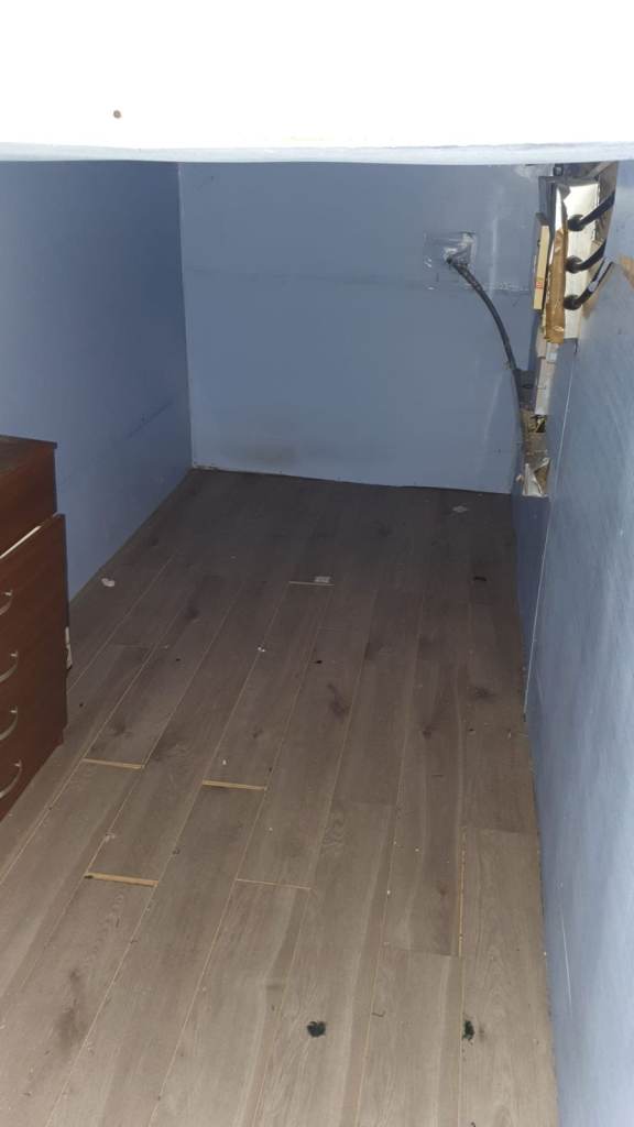 Stylish 1 Bedroom Ground Floor Flat with Private Garden, Cellar & Excellent Transport Links