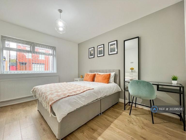 2 bedroom flat in Parrin Lane, Eccles, Manchester, M30 (2 bed) (#3039608)