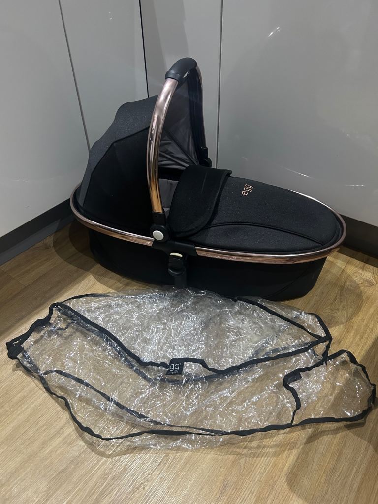 Egg Diamond Black With Rose Gold Frame Carrycot With Raincover