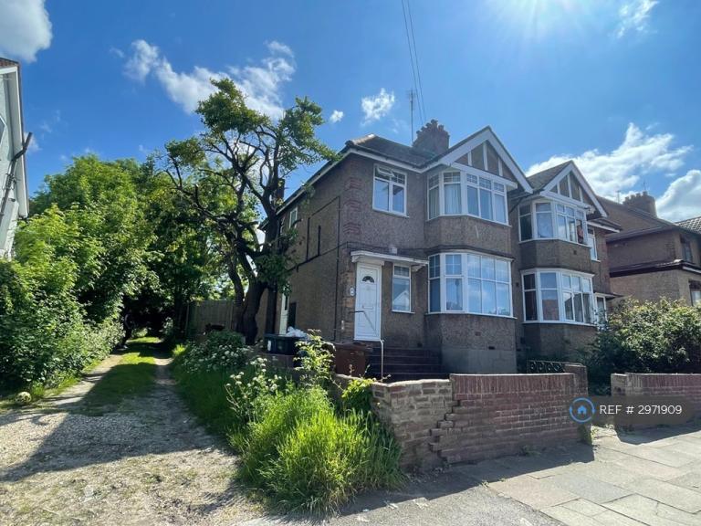 3 bedroom flat in Park Lane, Harrow, HA2 (3 bed) (#2971909)
