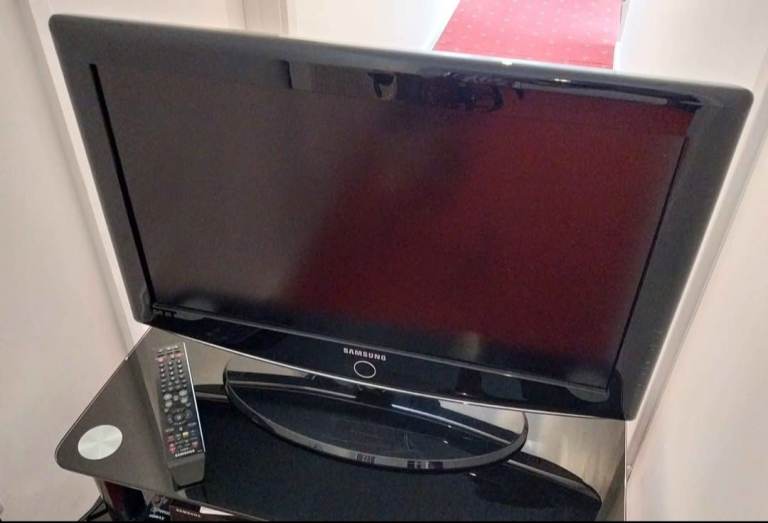 Samsung 26 Inch TV with Remote