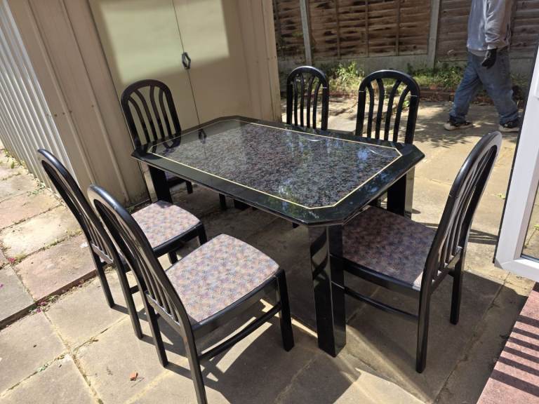 Dinning table with 4x chairs 