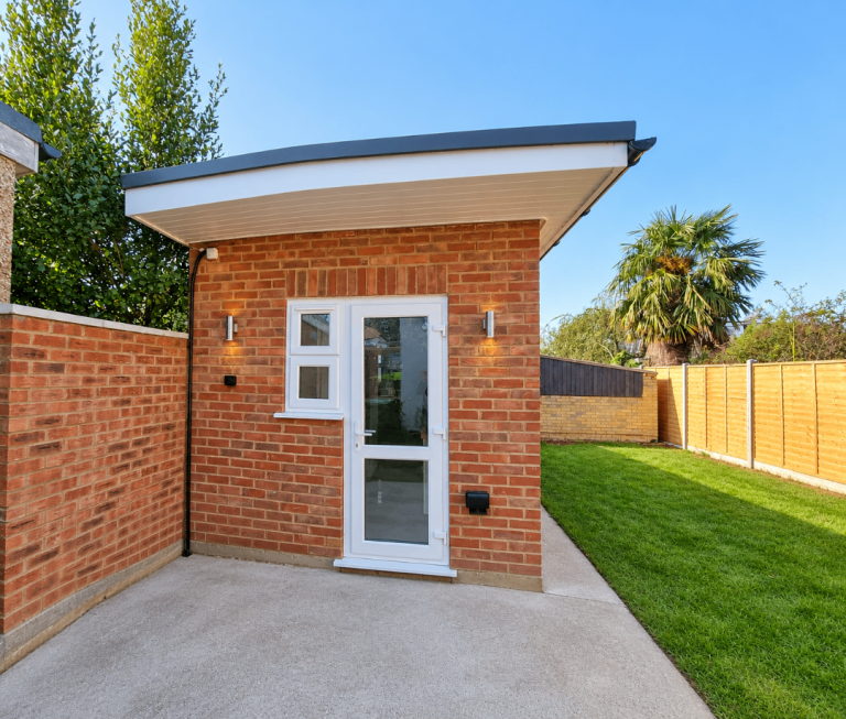 🏡 Garden Studio to Rent – Forest Road, SM3 9NT