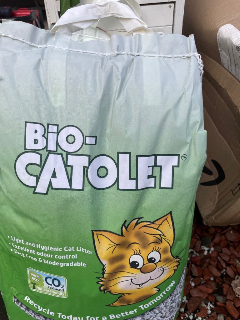 Free 4 bags cat litter 