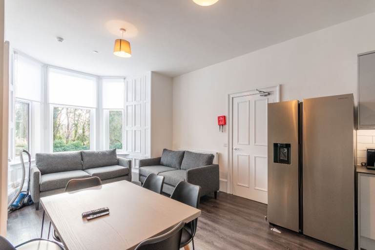 DOUBLE BEDROOM for FLAT SHARE: Incredible, 8 bedroom flat share near Cameron Toll
