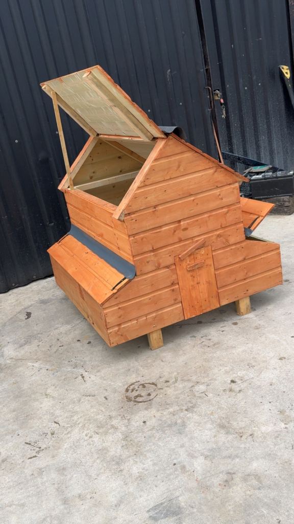 Good Condition Wooden Chicken Coop / Hen House
